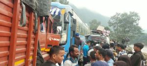 धारापानीमा ट्रक, बस र माइक्रोबस ठोक्किए
